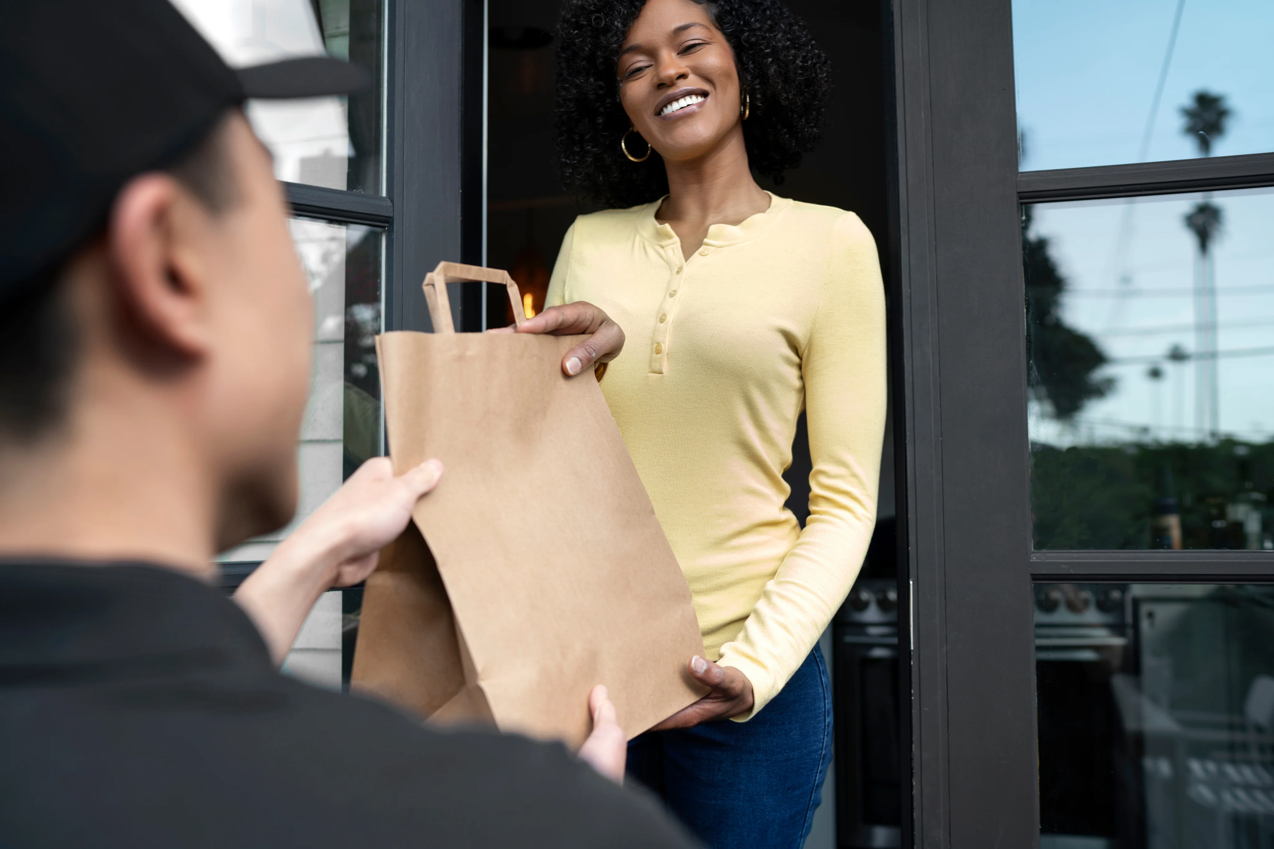Client recevant un colis à domicile
